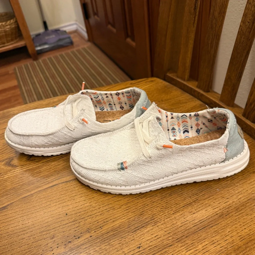 Hey Dude Wendy size 8 shoe - Picture 2 of 5